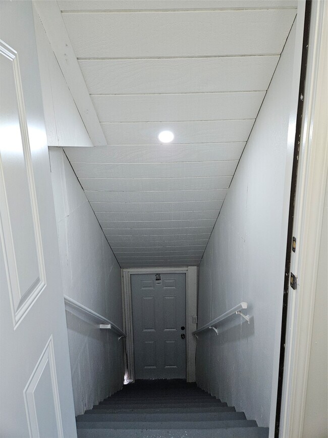 Building Photo - 120 Henry St