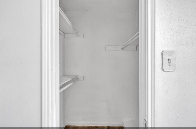 Foto del edificio - 8447 Sterlingshire St