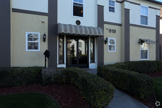 Building Photo - South Apartment