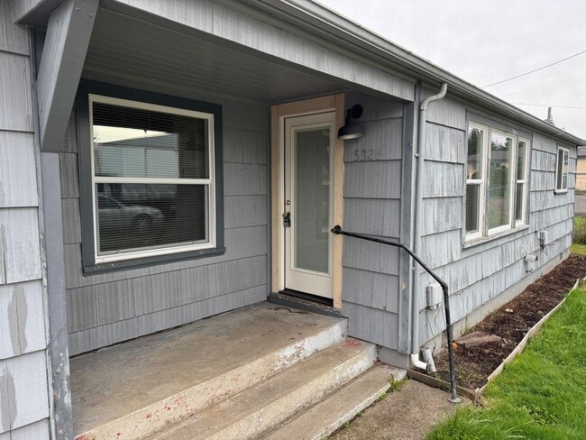 Foto del edificio - Updated 3 bedroom 1 bathroom house on a huge lot!