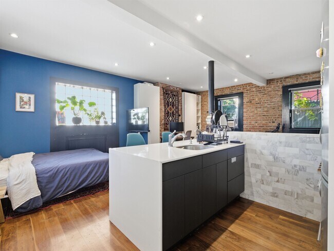 Foto del edificio - 158 New York Ave