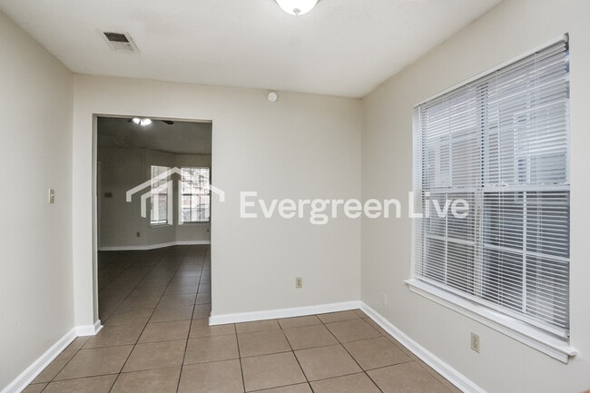 Foto del edificio - 5841 Hickory Cmns