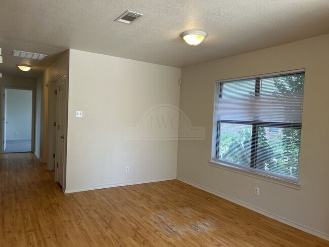 Foto del edificio - 914 McDaniel Cir