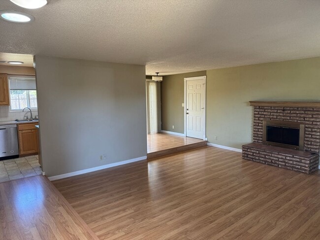 Building Photo - 2-bedroom/1 bathroom duplex with garage and shed!