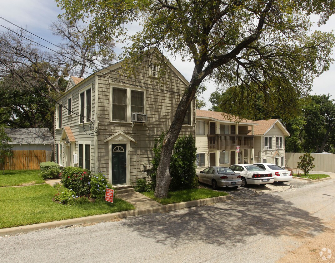 Primary Photo - 3205 Helms St