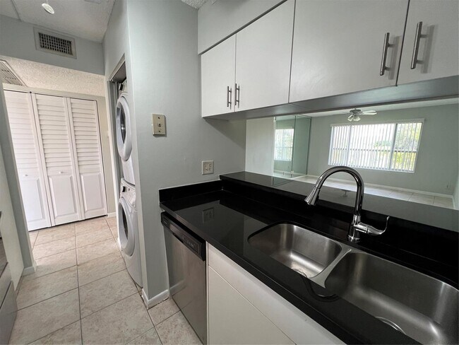 Foto del edificio - 10107 Twin Lakes Dr