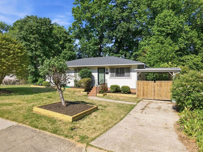 Foto del edificio - Fully Renovated 3 Bed / 2 Bath Ranch Near Downtown Raleigh & the Greenway!