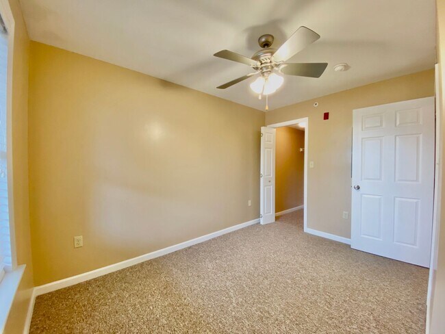 Foto del edificio - Welcome home to LAUREL STATION for Fall 2026! 3bed/2bath for $3300 includes two parking spaces!