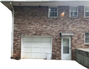 Building Photo - 2106 Pawnee Dr SE