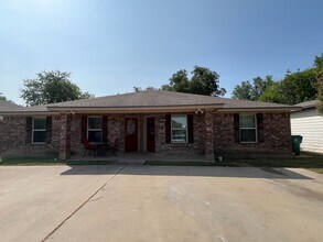 Building Photo - 938 W 3a St