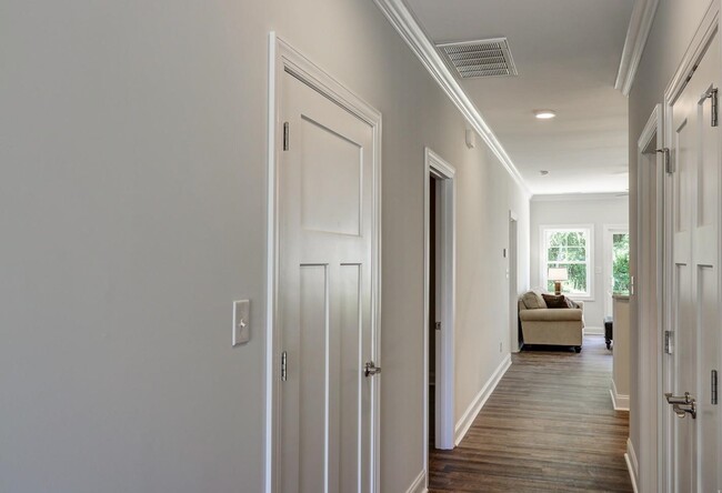 Building Photo - Main Level Living in the Heart of Bedford.