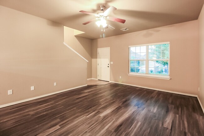 Building Photo - Spacious Home Waiting for You!