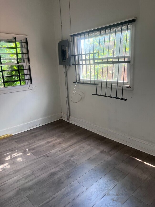 Foto del edificio - Spacious 4-Bedroom + Bonus Room, 1.5-Bath ...