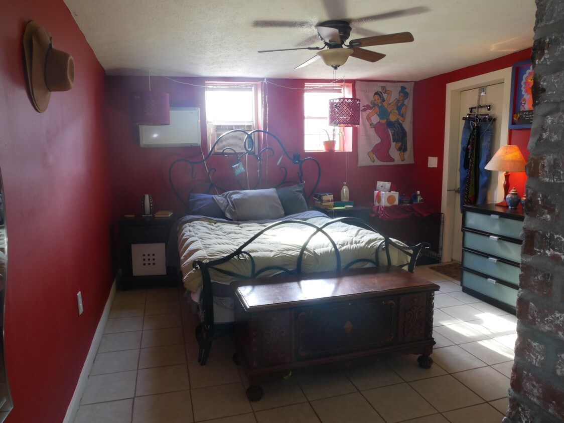 Foto principal - 607 E Ave NE