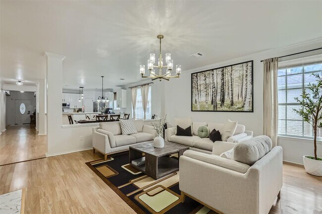 Foto del edificio - 1016 Thackeray Ln