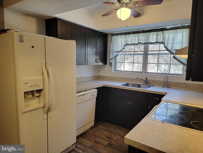 Foto del edificio - 9220 Niki Pl