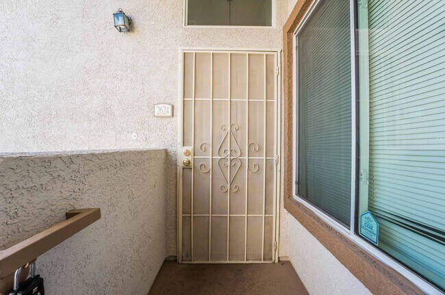 Building Photo - 2 bedroom condo in the heart of Henderson!
