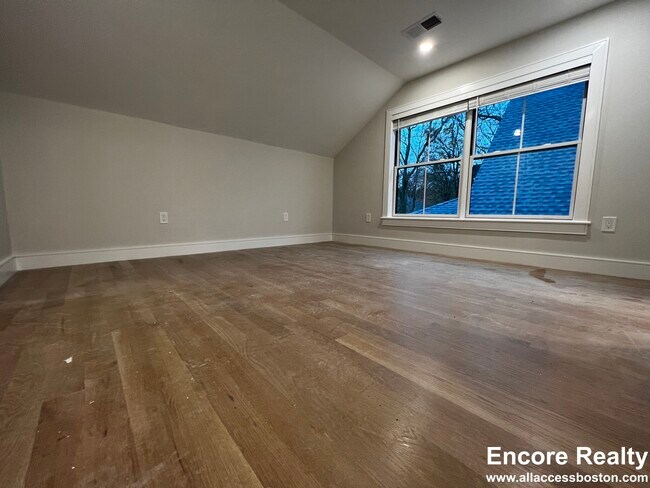 Foto del edificio - 13 Greylock Rd