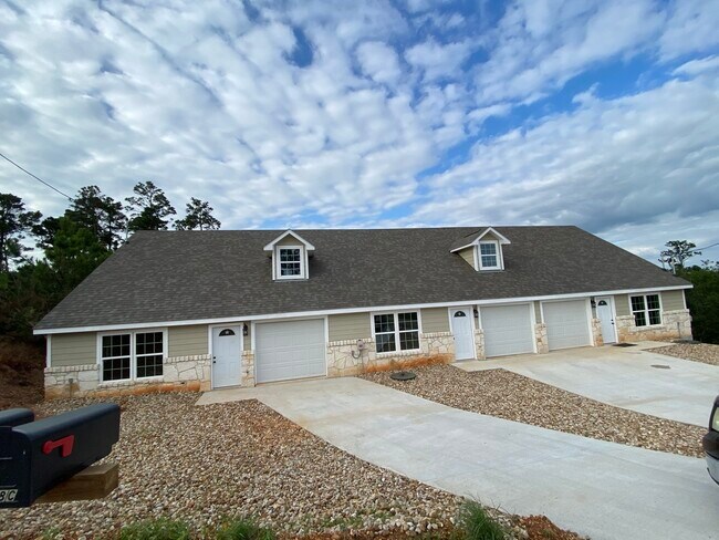 3 unit triplex Tahitian Village Bastrop - 158 Koloiki Ln