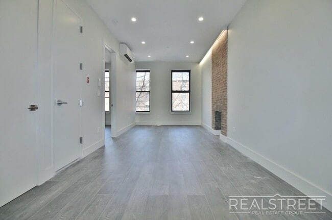 Building Photo - NEW & Spacious Modern 1 BED in Bed Stuy