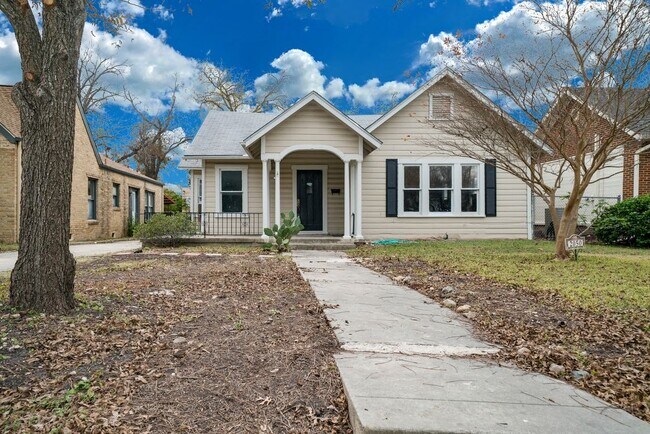 Building Photo - 2050 W. Kings Highway San Antonio TX. 78201