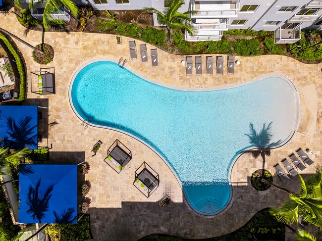 Piscina de forma libre con zonas de descanso - The Manor at CityPlace