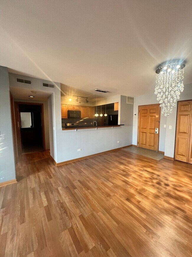 Foto del edificio - 6560 W Diversey Ave