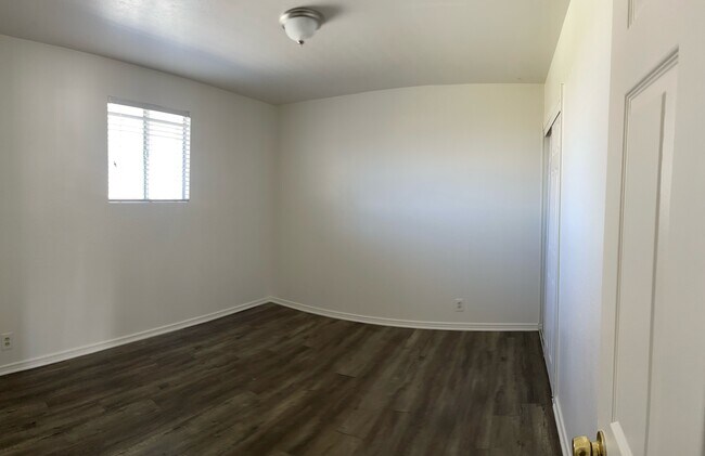 Building Photo - 1035 E Ave P 4