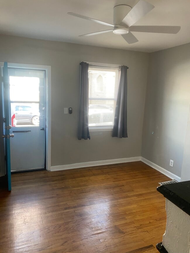Living room - 3241 Edgemont St