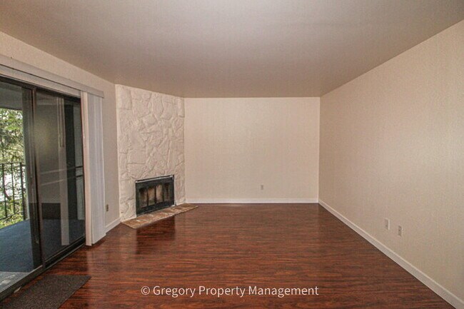 Foto del edificio - Excellent value in this updated 2 bedroom condo. Easy walk to Juanita beach waterfront park and t...