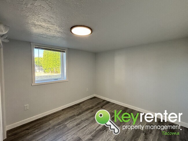 Building Photo - Cozy & Private 2Bed/1Bath Apartment with S...