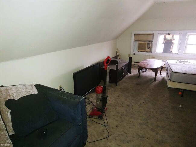 Foto del edificio - Studio, 1 bath Triplex - 3549 West 129th S...