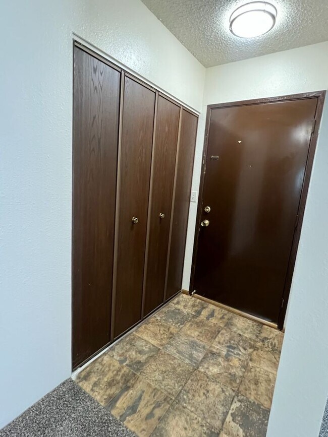 Foto del edificio - PET FRIEDNLY 2 BEDROOM APARTMENT AVAILABLE...