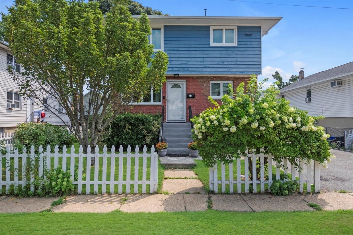 Foto principal - 84 Hickory Rd