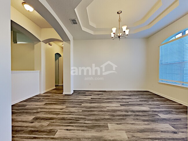 Foto del edificio - 241 N Lake Cunningham Avenue