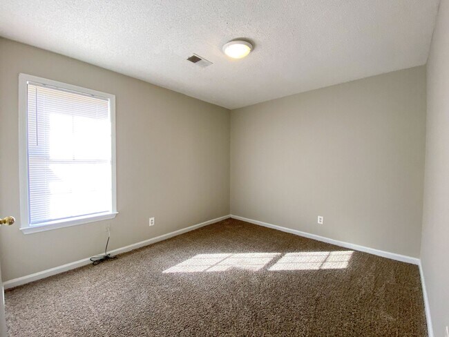 Building Photo - Great 3 bed, 2 bath home in Oakland with B...
