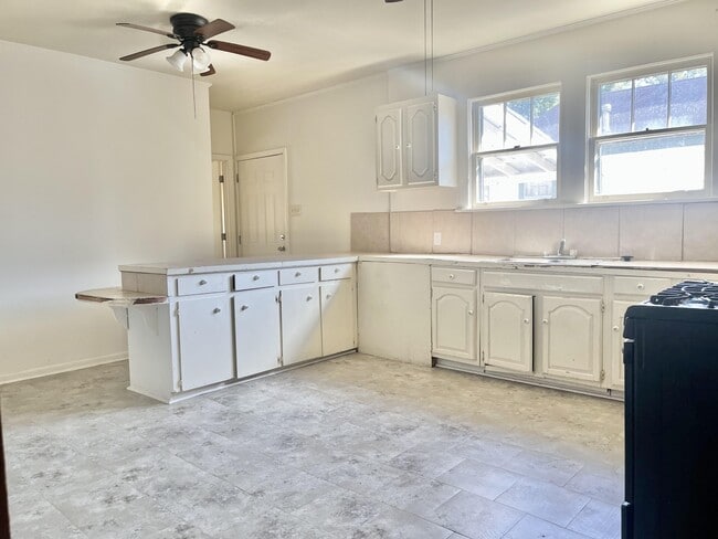 Foto del edificio - 452 Bernardo St