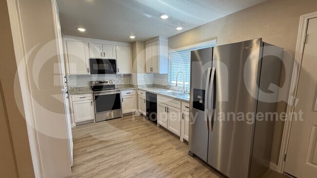 Foto del edificio - 810 Grassy Glen Dr