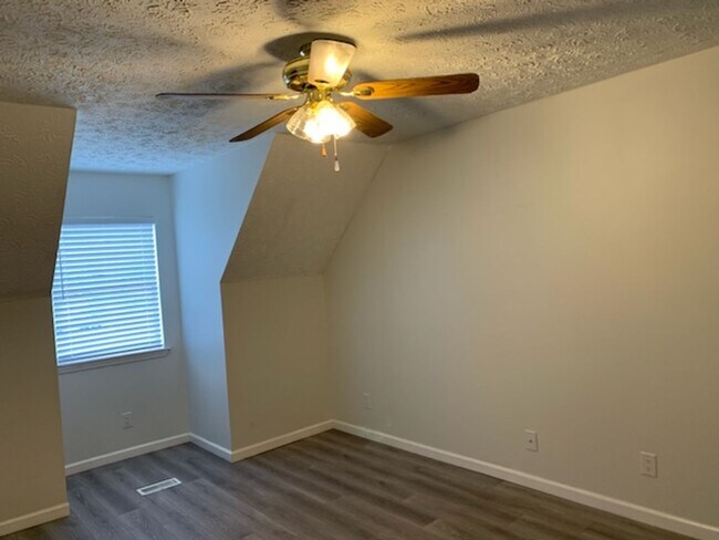 Building Photo - 3 bed plus Bonus Room/4th bedroom & fenced...