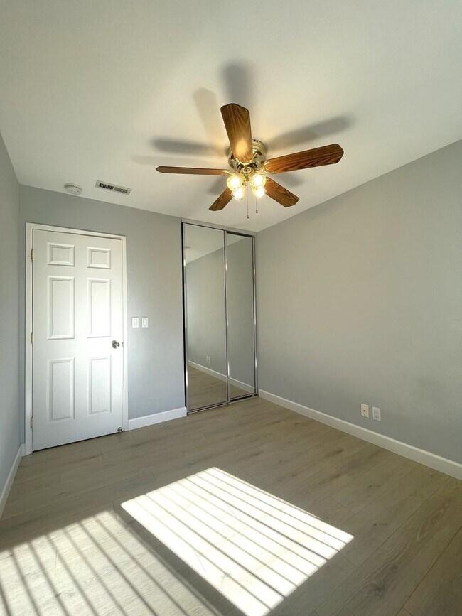 Foto del edificio - Absolutely Gorgeous 2 Bedroom 1 Bath Condo in Desirable Area of Fremont