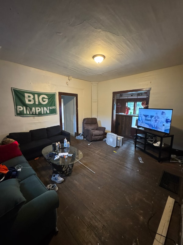 Building Photo - 423 Dodge St