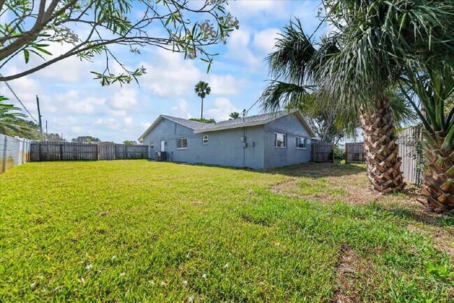 Foto del edificio - Stunning Newly Rehabbed Single-Family Home — Modern Design • Near Beach, Shopping & Dining!