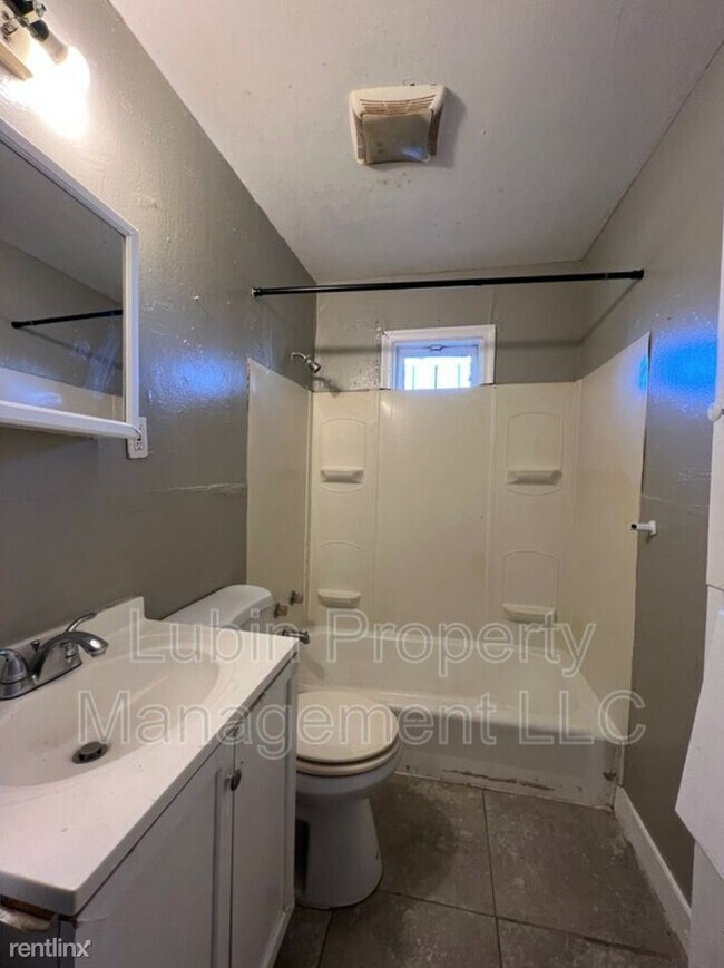 Foto del edificio - 1 br, 1 bath Duplex - 2330 East Warren Street
