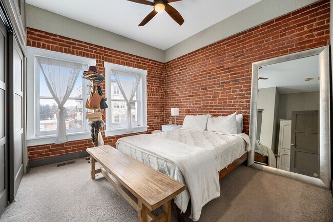 Foto del edificio - 232 N Broadway