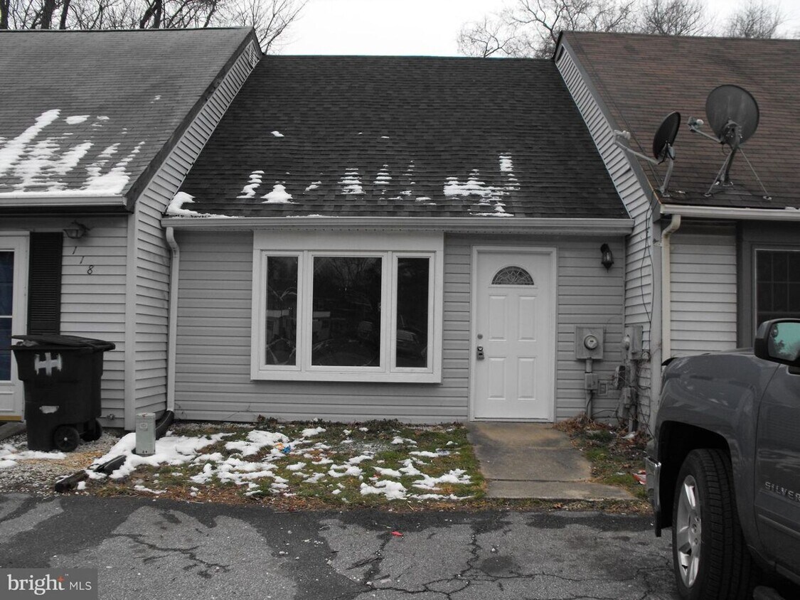 Primary Photo - 3 Bedroom 2 Bath townhouse in Dover