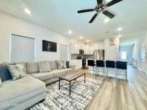 Building Photo - 560 Melrose Wy