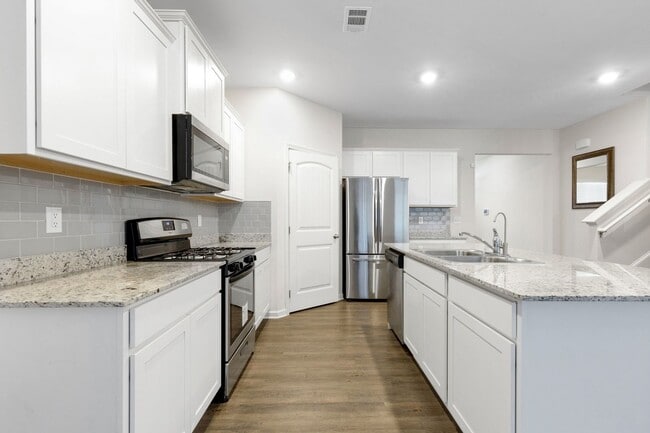 Building Photo - Spacious 5BR House in Oakwood
