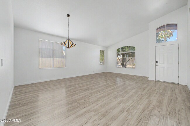 Foto del edificio - 7251 E Lakeview Ave