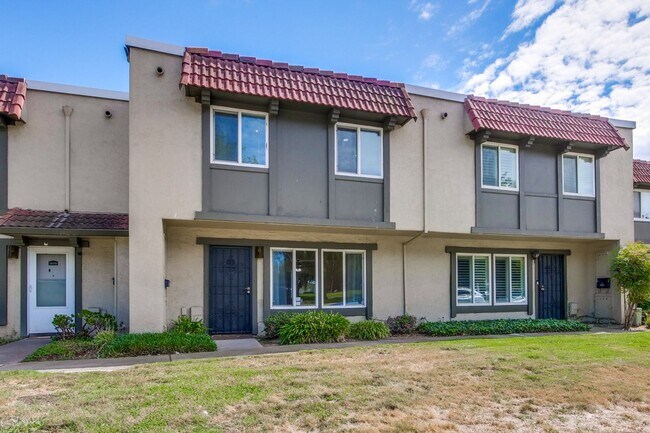 Building Photo - Beautiful 4 Bed 2.5 Bath Town Home in Fremont Northgate Area !