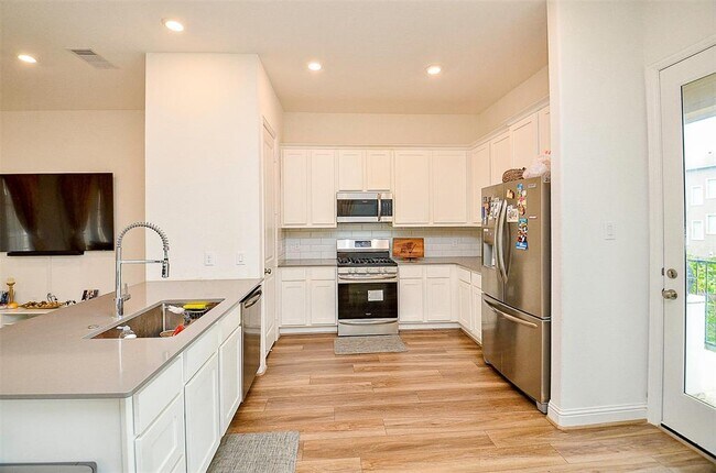 Building Photo - 11021 Mikula Dr